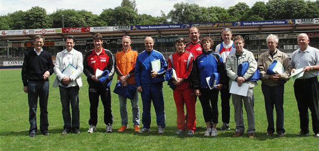 Gruppenfoto der Geehrten - Teil 1. (Foto: Winfried Wirth)