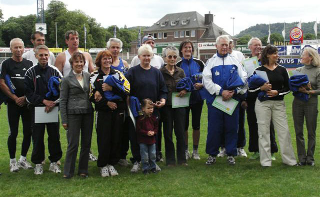 Gruppenfoto der Geehrten - Teil 2. (Foto: Winfried Wirth)
