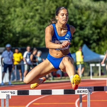 Über 400 Meter Hürden ließ Anna Lamb (TSV Schott Mainz) das Feld hinter sich und holte in 62,21 Sekunden Gold (Foto: Klaus Peters).