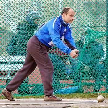 Franz Pauly (TV Germania Trier) tritt im Hammer- und Gewichtswurf der M55 an (Foto: Wolfgang Birkenstock).