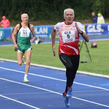M 80-Medaillensammler Friedhelm Adorf gewann über 100 Meter, 200 Meter und 400 Meter das Titel-Triple