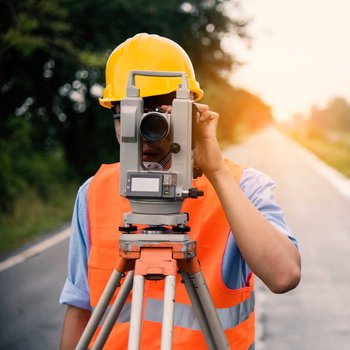 Jetzt anmelden. Neuer Lehrgang Streckenvermesser (AdobeStock_213439590).