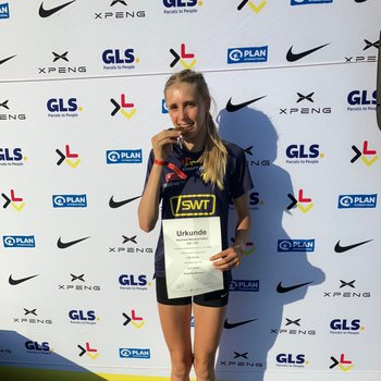 Lilly Förster (Post-Sportverein Trier) verbesserte die Deutsche U16-Bestleistung über 1500 Meter Hindernis auf 4:41,74 Minuten.