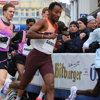 Auf Rang acht lief Samuel Fitwi beim Silvesterlauf in Trier (Foto: Holger Teusch).