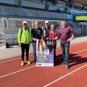 Das Volkslauf-Orgateam bei der Ortsbegehung im Stadion Oberwerth. Foto: Thomas Montabauer