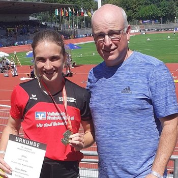 Stefan Kölsch wird 60. In seinem Heimatverein TSV Moselfeuer Lehmen betreut der Jubilar mit Lucia Sturm eine Top-Athletin (Foto: privat).